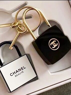 Black & White Padlock Keychain Set - CHANEL Beauté